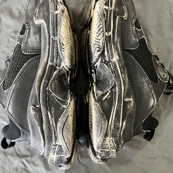 Pre-owed sneakers like new, run 1/2 size small - Picture 5 of 7